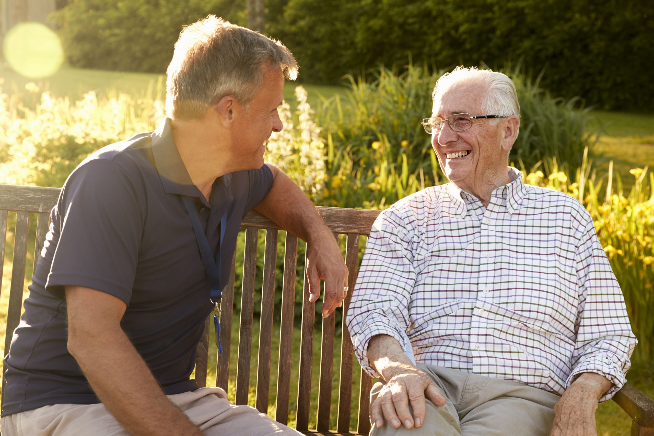 man-visiting-senior-male-relative-in-assisted-livi-PMGSHXW